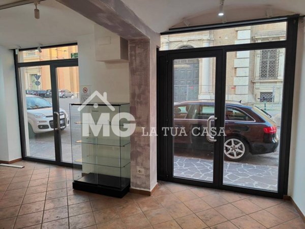 negozio in affitto a Modena