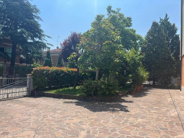 negozio in affitto a Modena in zona San Lazzaro / Modena Est