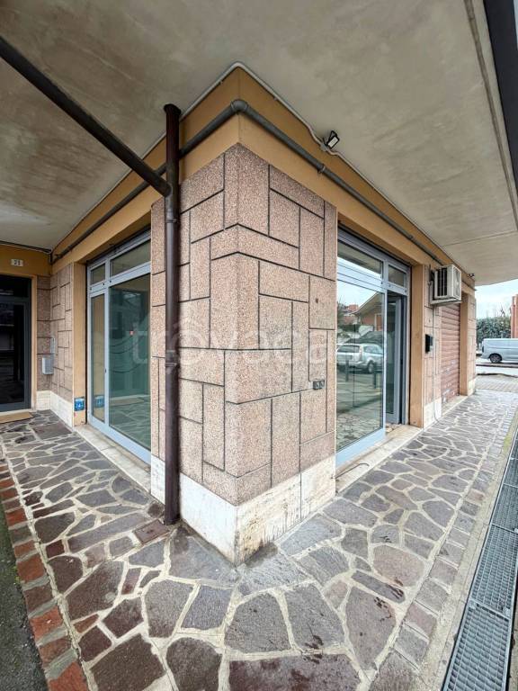 negozio in affitto a Modena in zona Madonnina / Quattro Ville