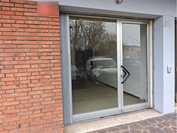 negozio in affitto a Modena in zona San Lazzaro / Modena Est