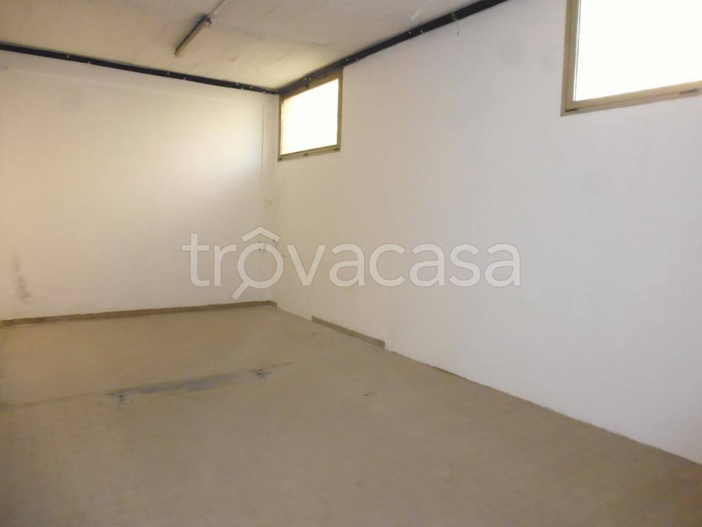 negozio in affitto a Modena in zona Amendola