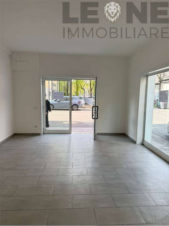negozio in affitto a Modena in zona Crocetta