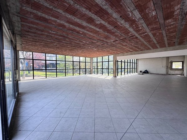 locale commerciale in affitto a Modena in zona Madonnina / Quattro Ville