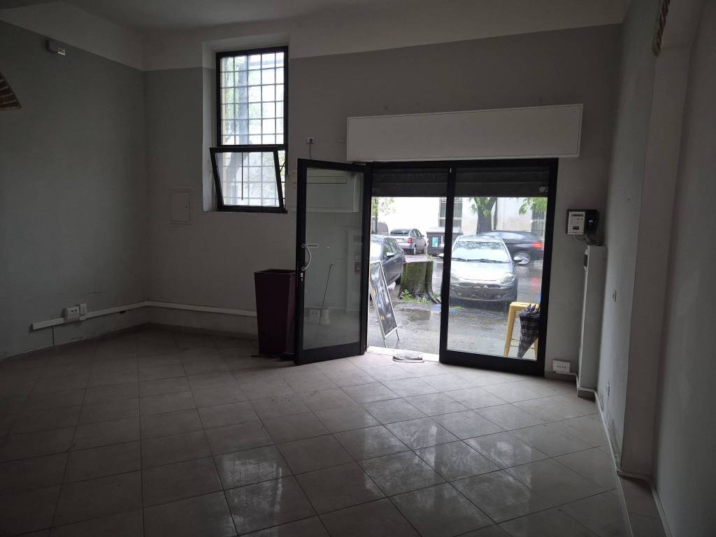 negozio in affitto a Modena