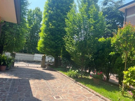 negozio in affitto a Modena in zona San Lazzaro / Modena Est