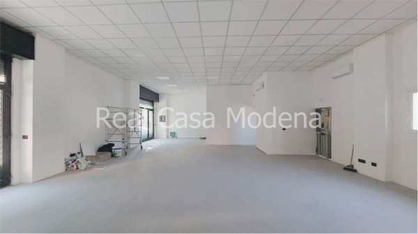negozio in affitto a Modena