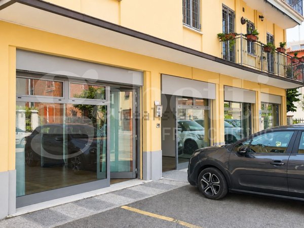 negozio in affitto a Modena in zona Amendola