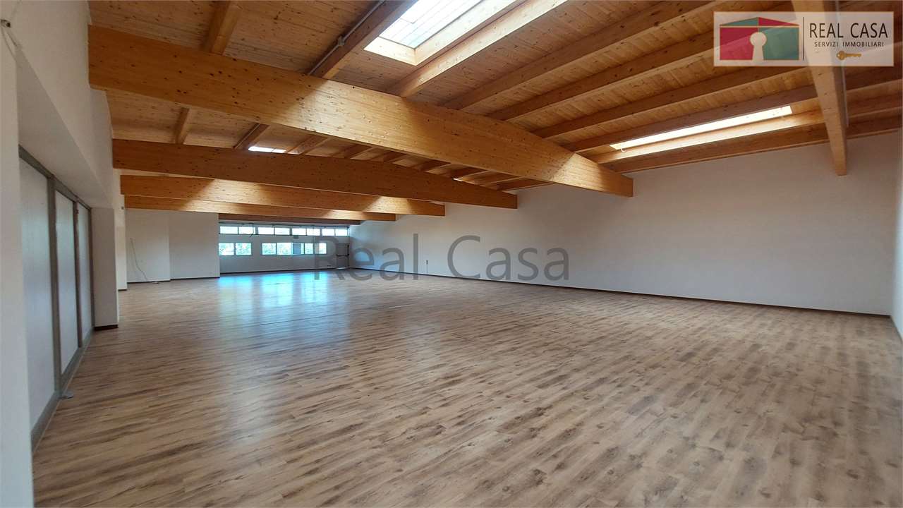 locale commerciale in affitto a Modena in zona Madonnina / Quattro Ville