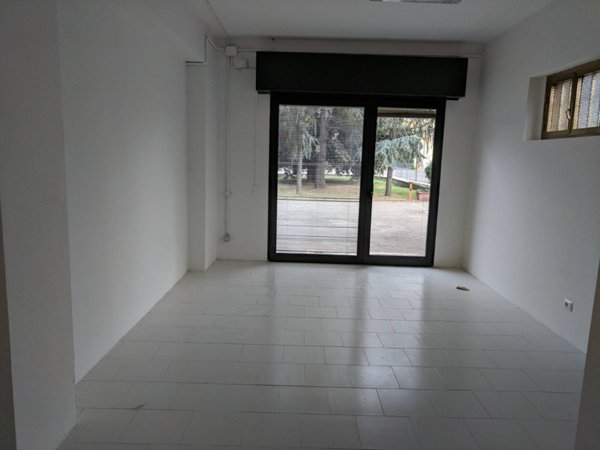 negozio in affitto a Modena in zona Crocetta