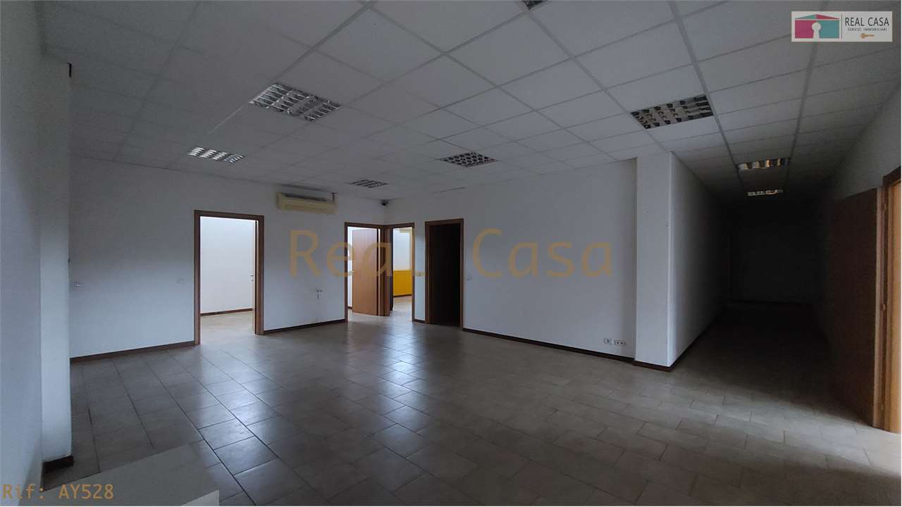 locale commerciale in affitto a Modena in zona Madonnina / Quattro Ville