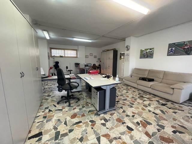 negozio in affitto a Modena in zona Crocetta