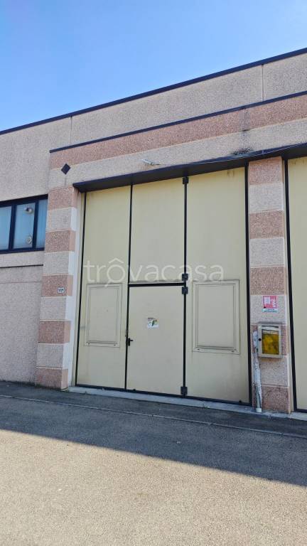 locale commerciale in affitto a Novi di Modena