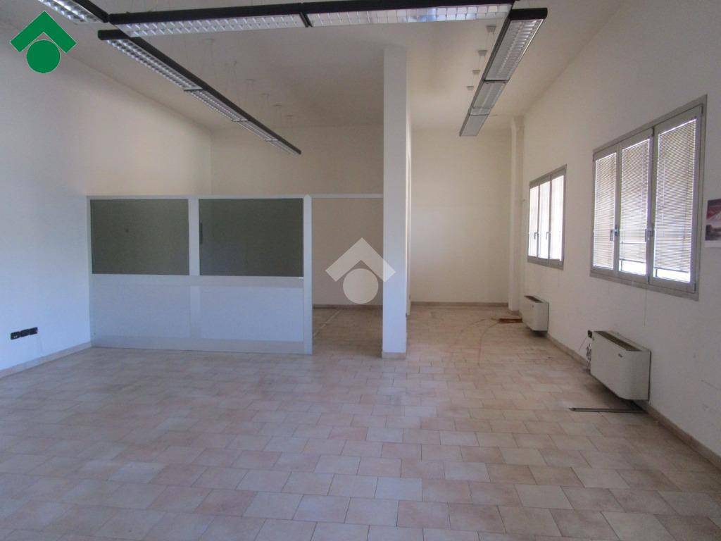 locale commerciale in affitto a Novi di Modena