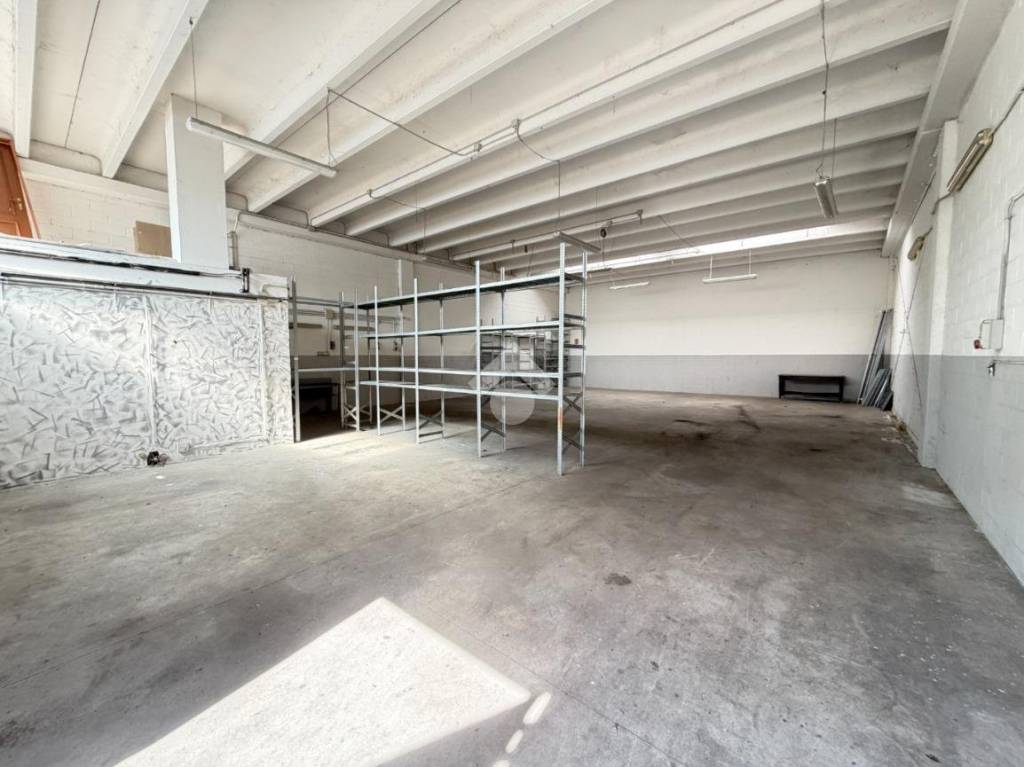 locale commerciale in affitto a Novi di Modena in zona Rovereto sulla Secchia