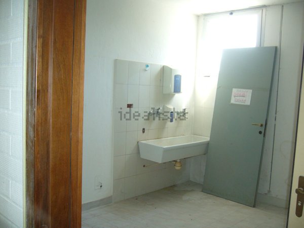 locale commerciale in affitto a Sassuolo