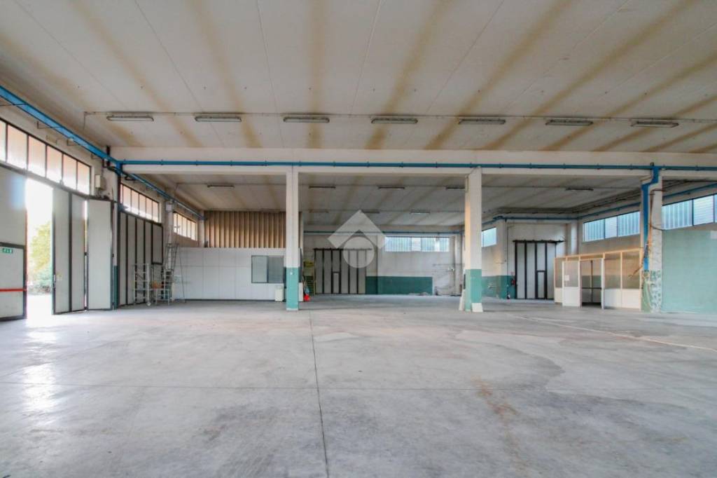 locale commerciale in affitto a Savignano sul Panaro in zona Garofano