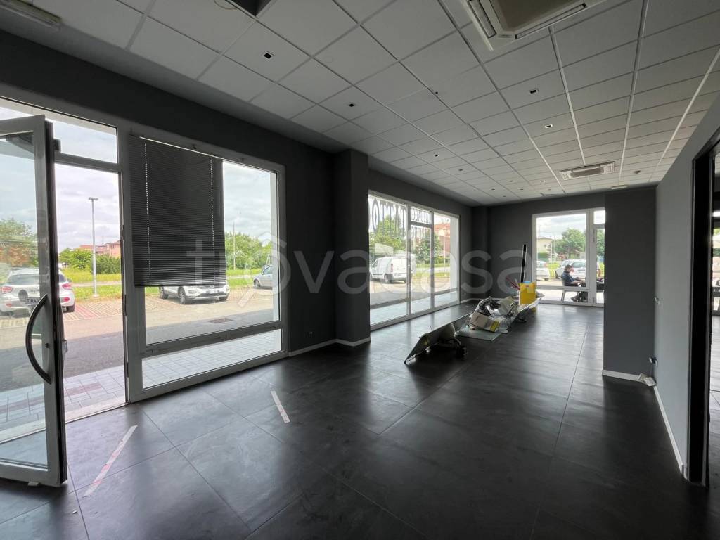 negozio in affitto a Soliera in zona Limidi