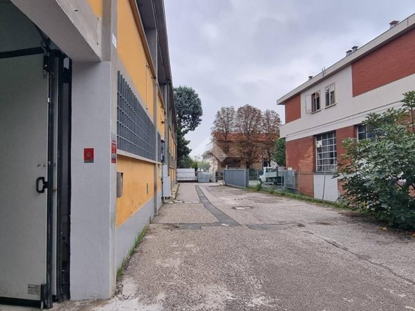 locale commerciale in affitto a Bologna in zona Savena