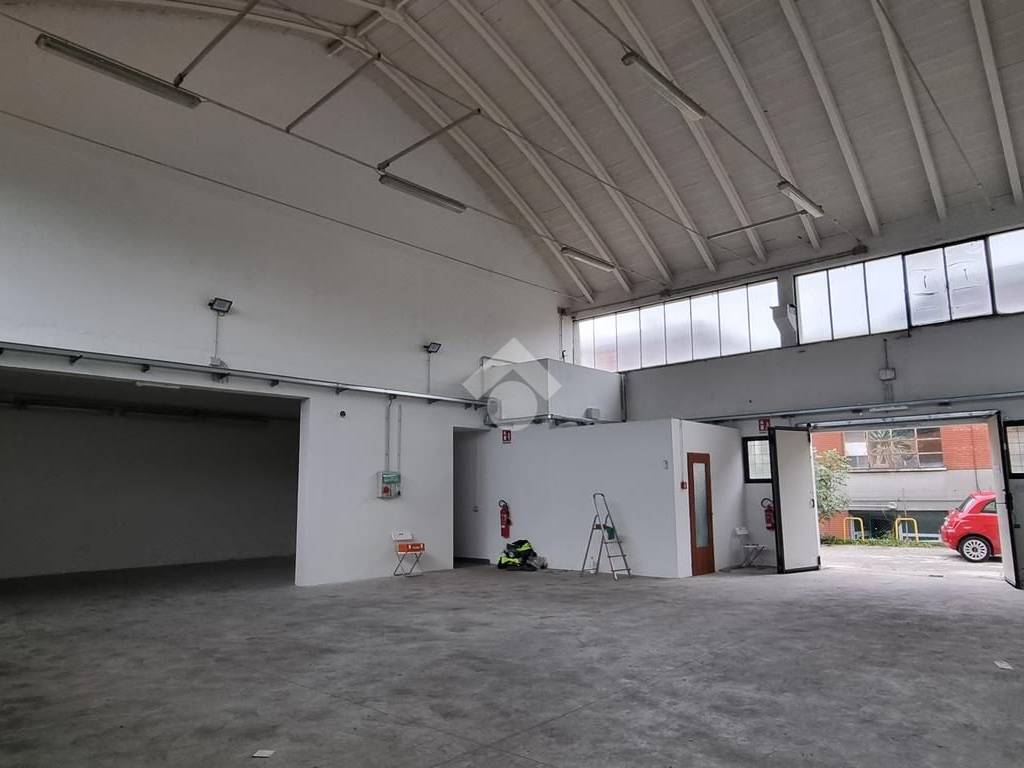 locale commerciale in affitto a Bologna in zona Savena