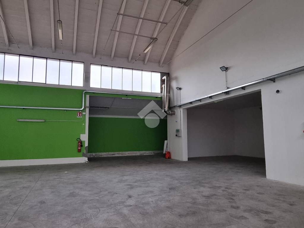 locale commerciale in affitto a Bologna in zona Savena