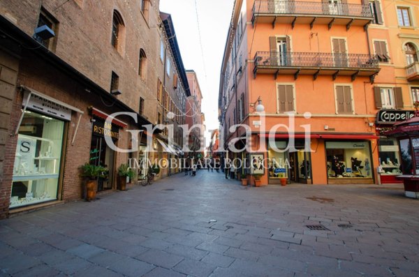 negozio in affitto a Bologna in zona Santo Stefano