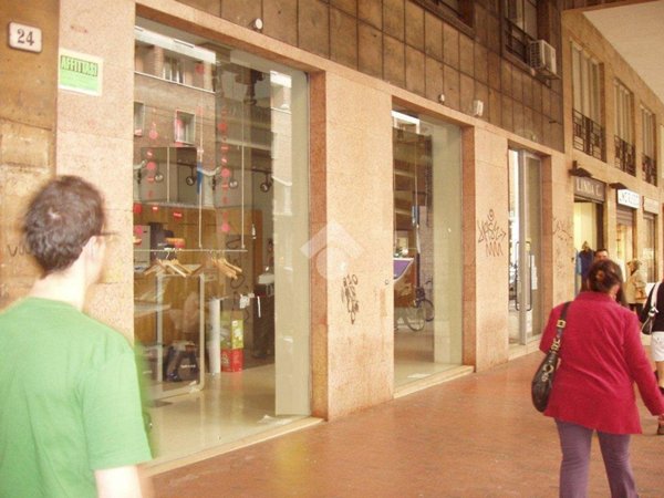 negozio in affitto a Bologna in zona Quartiere Porto