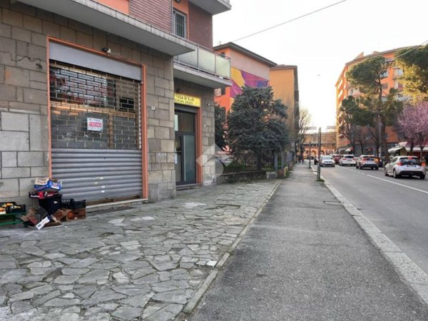 negozio in affitto a Bologna in zona Saragozza