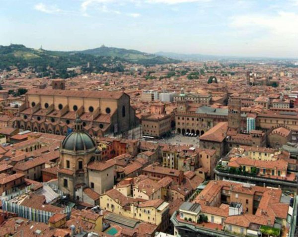 negozio in affitto a Bologna in zona Centro Storico