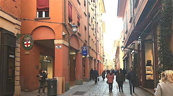 negozio in affitto a Bologna in zona Centro Storico