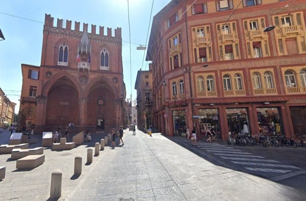 negozio in affitto a Bologna in zona Santo Stefano