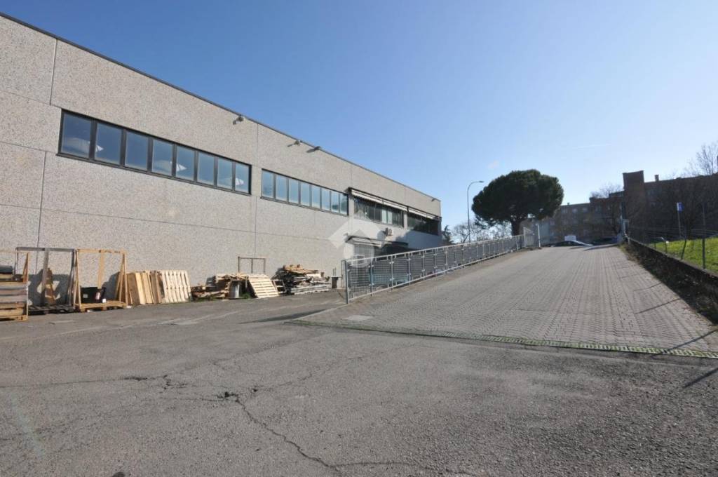 locale commerciale in affitto a Bologna in zona Corticella