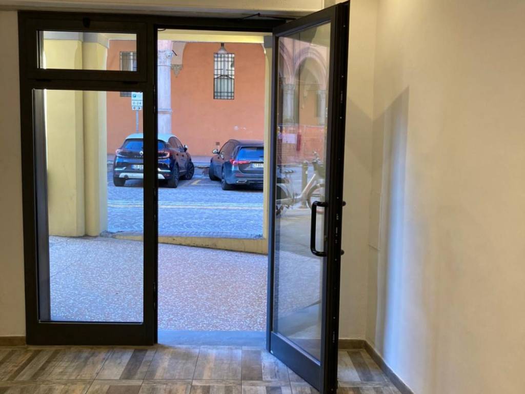 negozio in affitto a Bologna in zona Santo Stefano