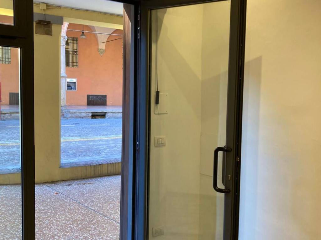 negozio in affitto a Bologna in zona Santo Stefano