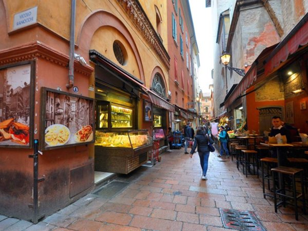 locale commerciale in affitto a Bologna in zona Centro Storico