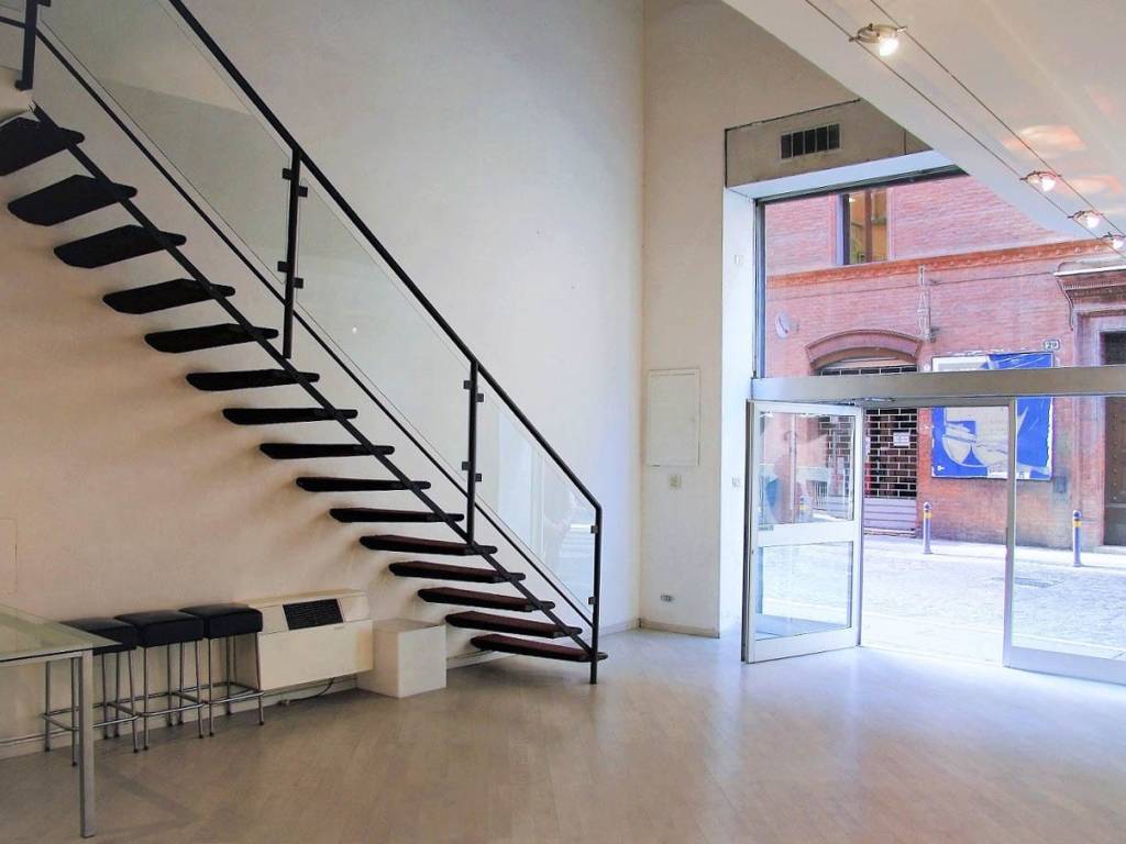 negozio in affitto a Bologna in zona Santo Stefano
