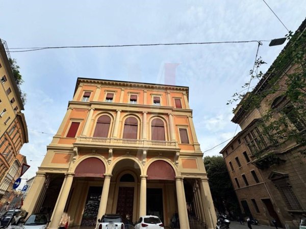 negozio in affitto a Bologna in zona Santo Stefano