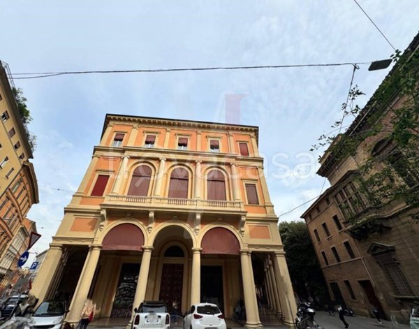negozio in affitto a Bologna in zona Santo Stefano