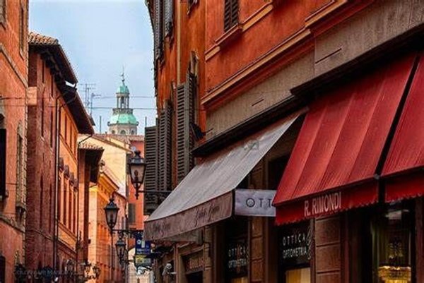 locale commerciale in affitto a Bologna in zona Centro Storico