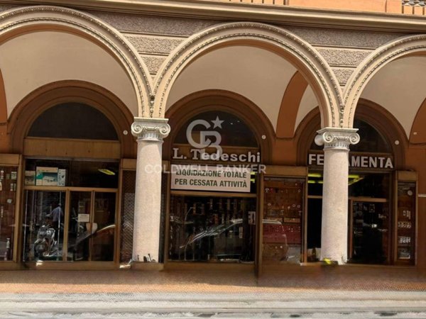negozio in affitto a Bologna in zona Santo Stefano