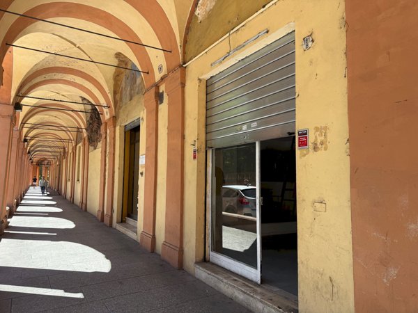 negozio in affitto a Bologna in zona Saragozza