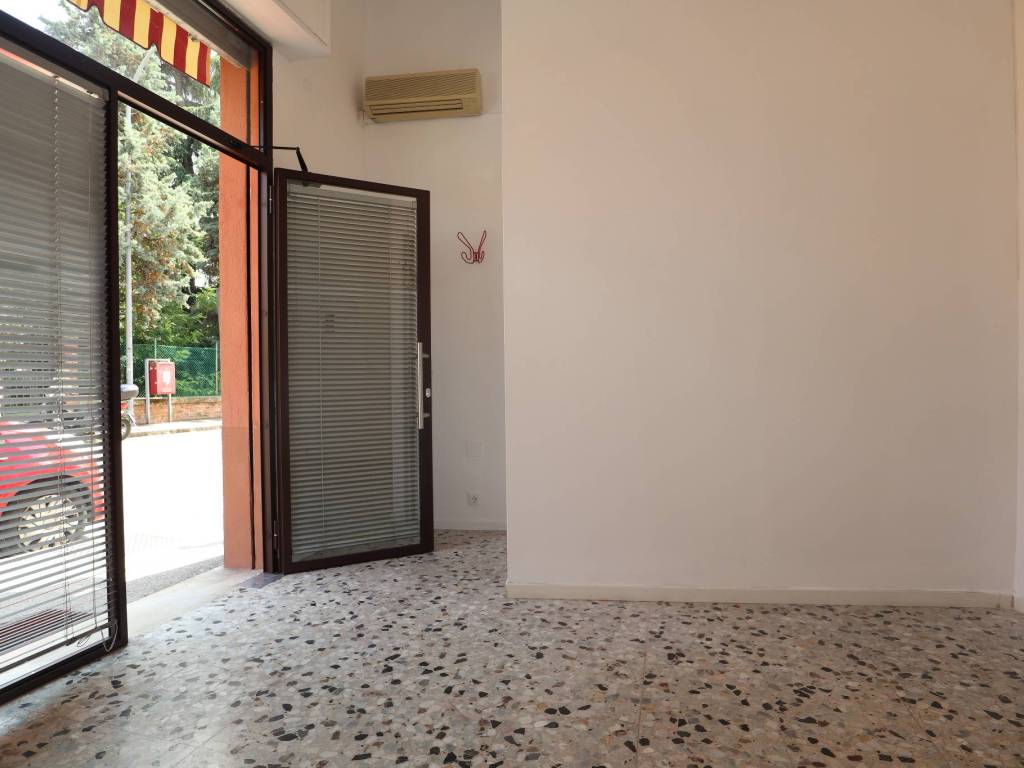 negozio in affitto a Bologna in zona Barca