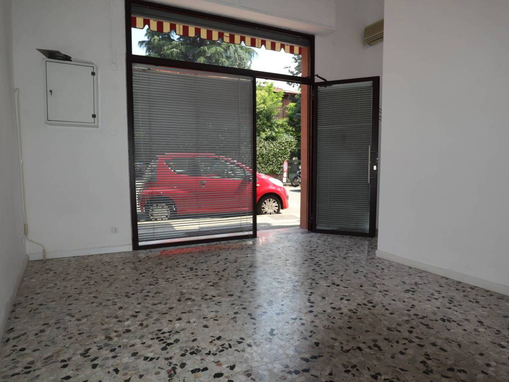 negozio in affitto a Bologna in zona Barca
