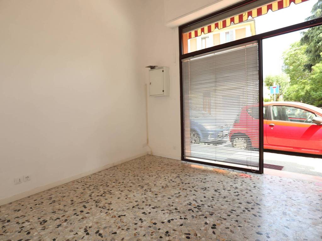 negozio in affitto a Bologna in zona Santa Viola