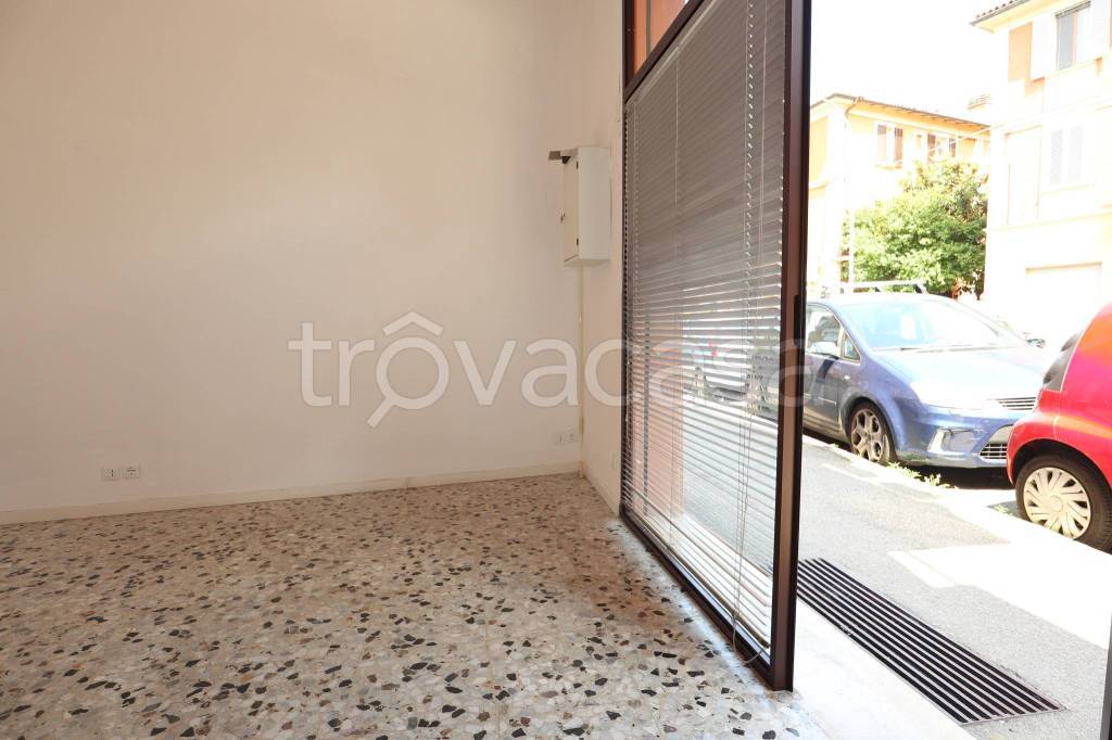negozio in affitto a Bologna in zona Santa Viola