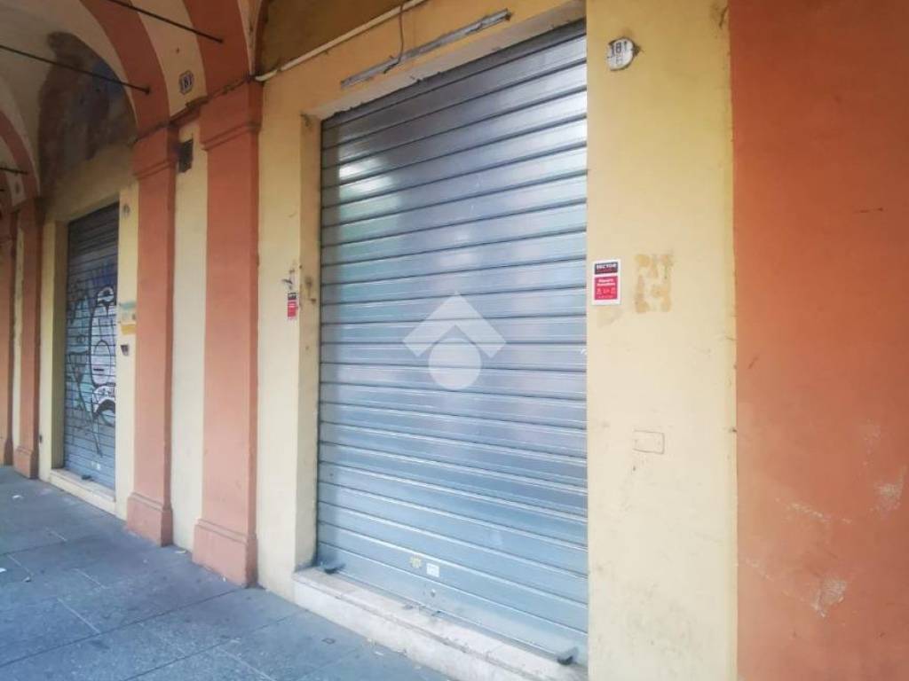negozio in affitto a Bologna in zona Saffi