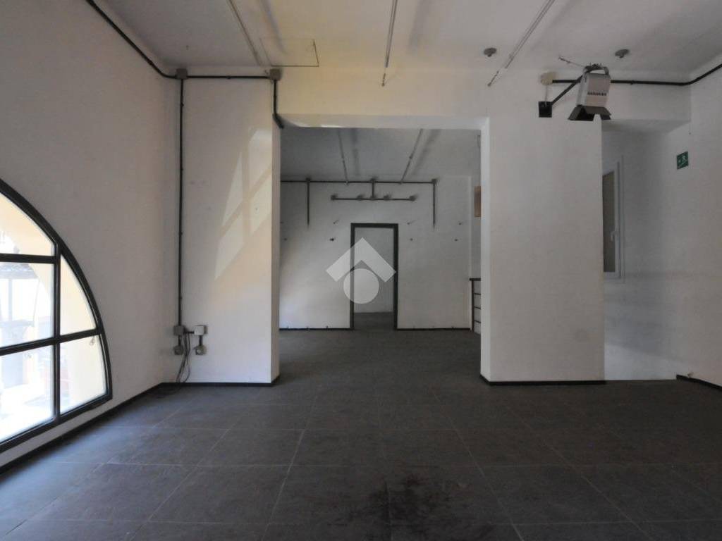 negozio in affitto a Bologna
