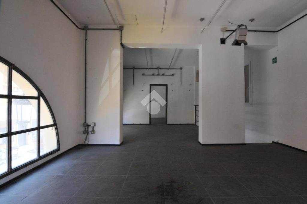 negozio in affitto a Bologna in zona Quartiere Porto