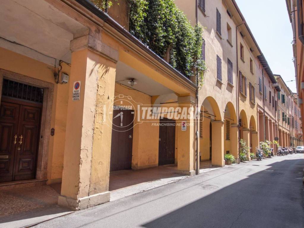 negozio in affitto a Bologna in zona Santo Stefano