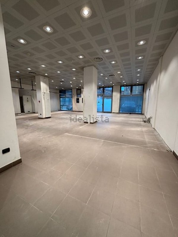 locale commerciale in affitto a Bologna