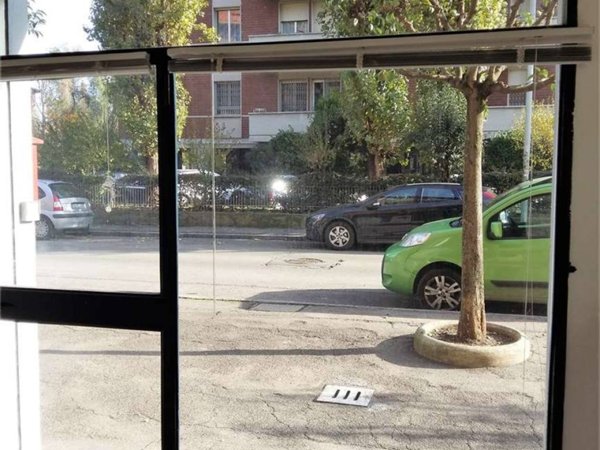 negozio in affitto a Bologna in zona San Vitale